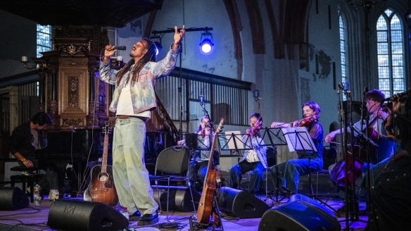 Nederland, Appingedam, 29-05-'26; Festival terug naar het Begin. Optreden van Jeangu Macrooy in de Nicolaikerk in Appingedam.

Foto: Kees van de Veen