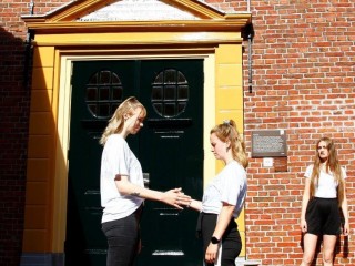 Cursus handenschudden met jongerentheatergroep De Steeg